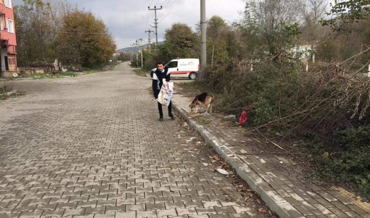 Kazancının yarısını sokak hayvanları için harcıyor