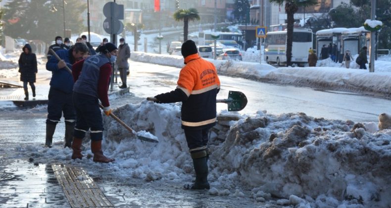 Ereğli’de Kar Kütleleri Kaldırılıyor