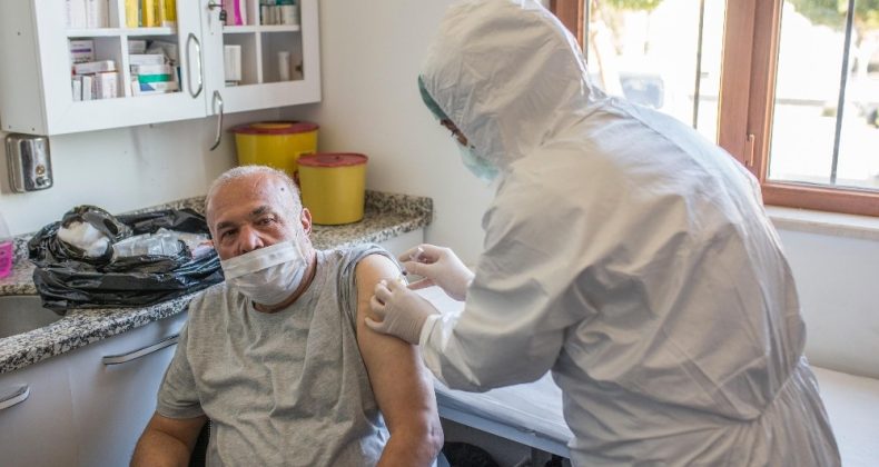 Kepez’de huzurevi sakinlerine Covid aşısı
