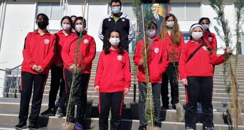 Kepez’in sporcuları da ilçeyi yeşillendiriyor