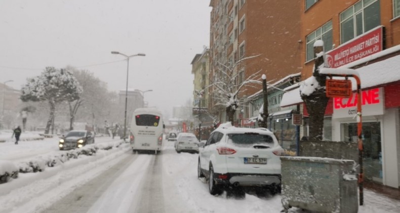 Kilimli’de yoğun kar yağışı hayatı felç etti