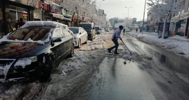Kısıtlama sonra hafta kar temizliği ile başladı