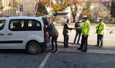 Kısıtlamada görev yapan polislere çorba ikramı