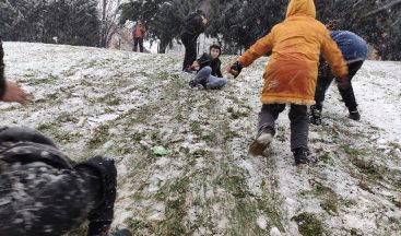 Kısıtlamayı unutup karın keyfini çıkardılar