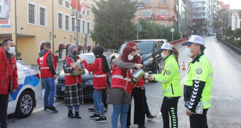 Kızılay’dan polis ekiplerine ikram