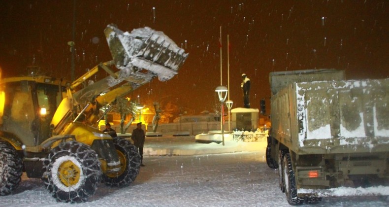 Malazgirt Belediyesinden kar temizleme çalışması