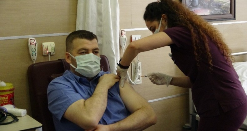 Muş’ta sağlık çalışanlarına ilk korona virüs aşısı uygulandı