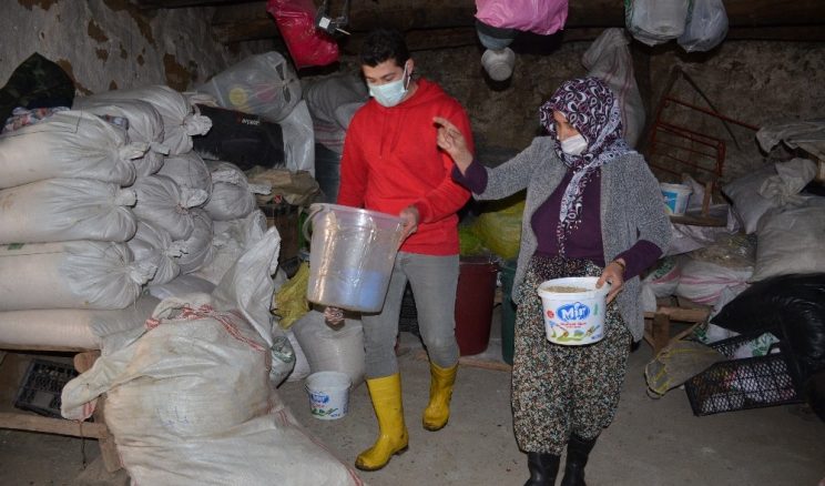 Okullar uzaktan eğitime geçti, İzmirli öğretmen küçükbaş hayvan beslemeye başladı