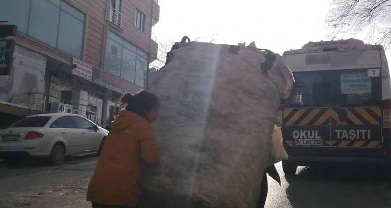 Kağıt toplayıcısı anneye çocuğundan yürek ısıtan yardım