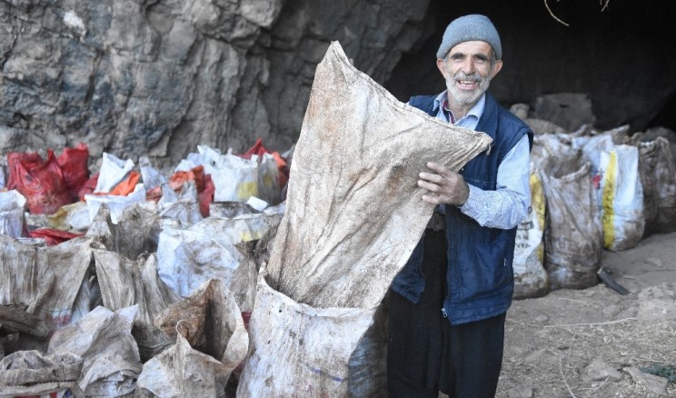 Mağaradan yarasa gübresi çıkartarak satıyor