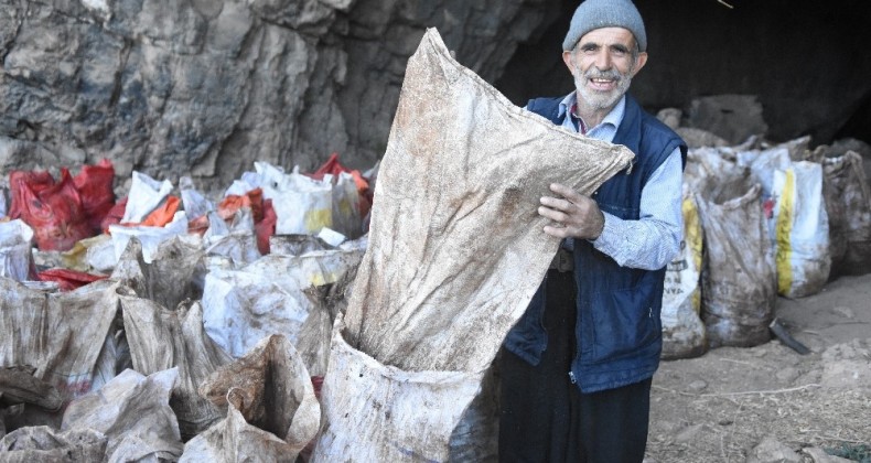 Mağaradan yarasa gübresi çıkartarak satıyor