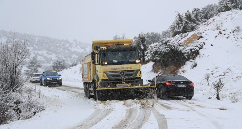 Pamukkale Belediyesi karla mücadele ediyor