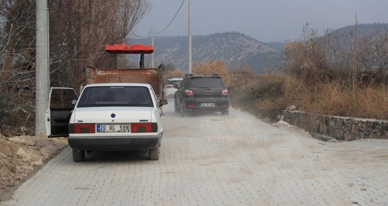 Pamukkale Belediyesi kilit parke taşları ile sokakları kaplıyor