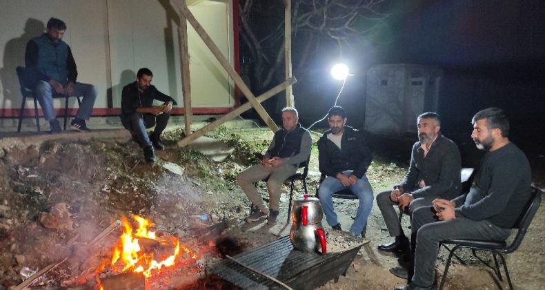 Paralarını alamadıklarını iddia eden işçiler yılbaşı gecesi şantiyede mahsur kaldı