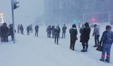 Sağlık çalışanları kapanan yolda dakikalarca bekledi