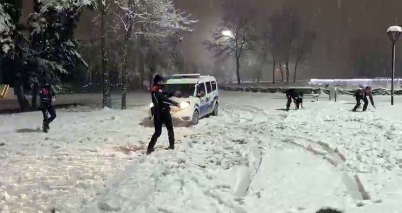 Sakarya’da polis ekipleri gönüllerince karın keyfini çıkardı