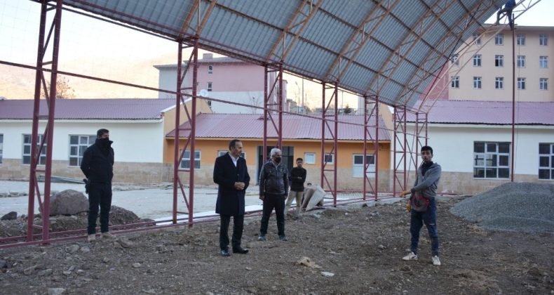 Şemdinli’de halı saha çalışmaları devam ediyor