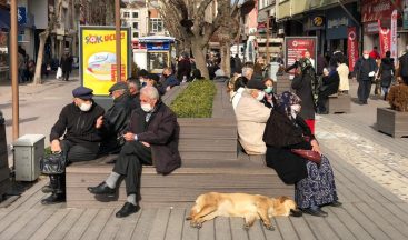 Sıcak havayı gören dışarı çıkınca sosyal mesafe hiçe sayıldı