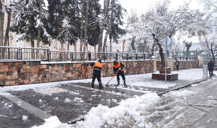 Silvan’da kar yağışı hayatı olumsuz etkiledi: 25 köy yolu ulaşıma kapandı