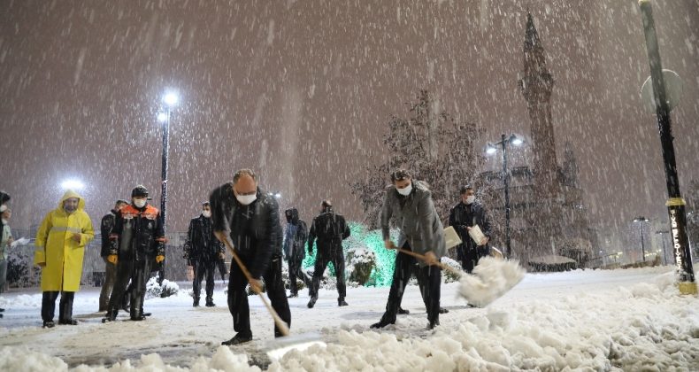 Sivas Valisi ve Belediye Başkanı tarihi kent meydanında kar küredi