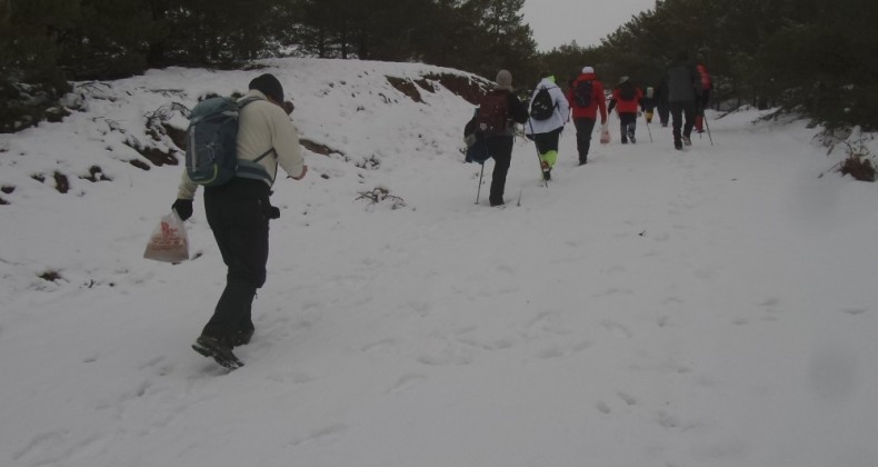 Sivaslı dağcılar bu kez hayvanlar için tırmandı