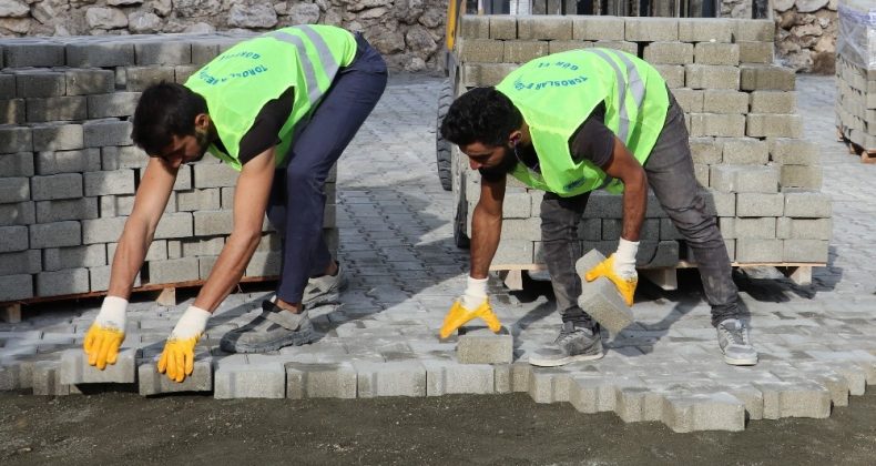 Soğucak’ta yollar kilit parke ile kaplanıyor