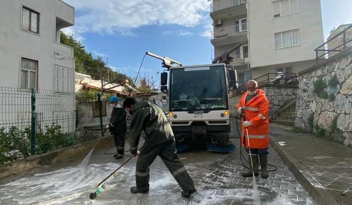 Sokağa çıkma kısıtlamasında Kuşadası sokakları baştan sona köpüklü suyla yıkandı