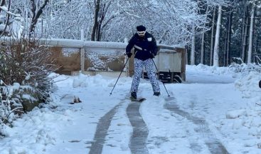 Sokakta kayak malzemeleri ile kar keyfi