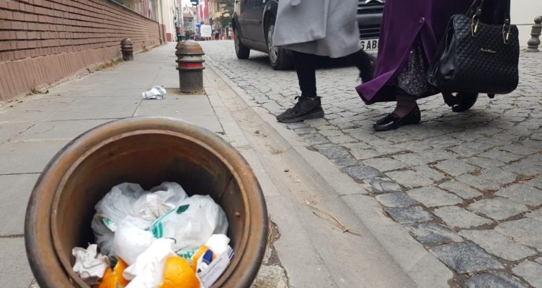 Sorumsuzluğun böylesi, trafik dubasını çöp kovasına çevirdiler