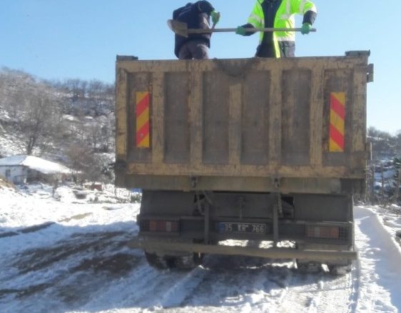 Süt için karlı yollar tuzlandı