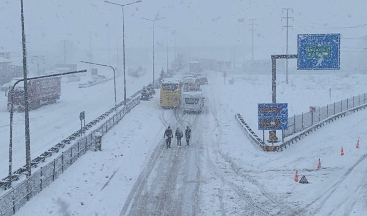 TEM Otoyolu kar nedeniyle trafiğe kapandı