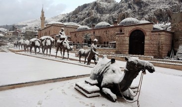 Tokat’ta tarihi çarşı beyaz gelinlik giydi