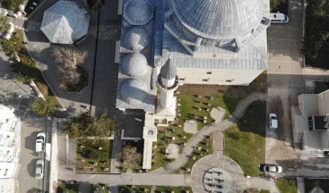 Tokat’ta yılın ilk Cuma namazı tarihi cami bahçesinde kılındı