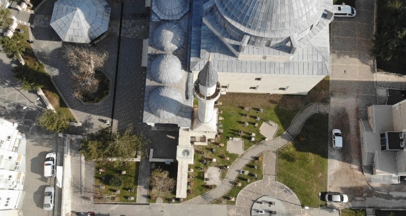 Tokat’ta yılın ilk Cuma namazı tarihi cami bahçesinde kılındı