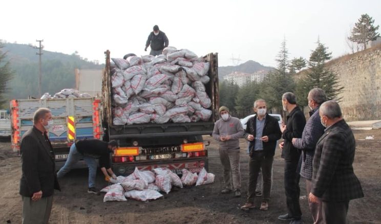 Tosya Kaymakamlığı, ihtiyaç sahipleri için kömür yardımına başladı