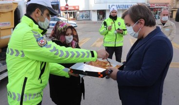 Vali Aydoğdu’dan polislere börek ikramı