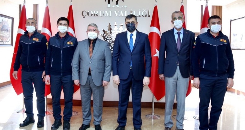 Yangında 8 yavru ve anne köpeği kurtaran itfaiyecilere başarı belgesi