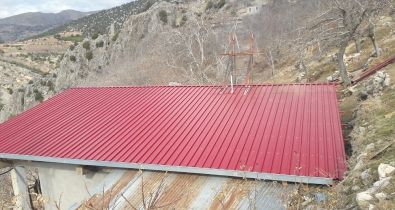 Yangında zarar gören evin çatısı onarıldı