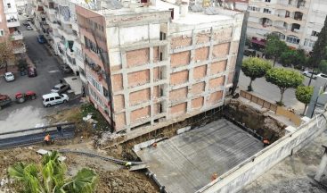 Yıkım sırasında temeli zarar gören 38 yıllık bina boşaltıldı