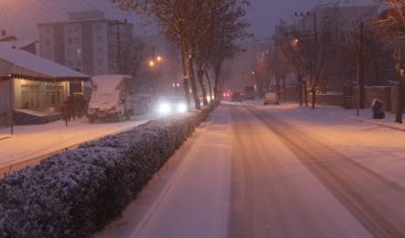 Yoğun kar yağışı ulaşımı olumsuz etkiledi