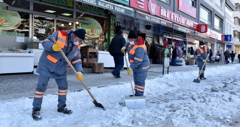 Yol ve kaldırımlarda küreme ve tuzlama çalışmaları