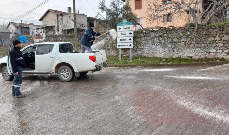 Yunusemre’de buzlanan yollarda tuzlama çalışması