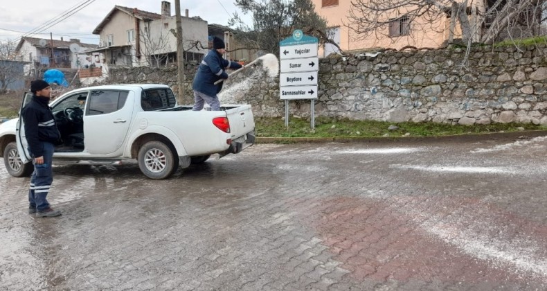 Yunusemre’de buzlanan yollarda tuzlama çalışması